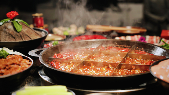 大約在冬季 無煙火鍋在全國各地越燒越旺